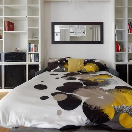 16 -near Champs-elysees 75m2 Paris